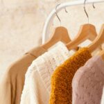 Stojaki na ubrania – pomysł na przechowywanie nie tylko w garderobie