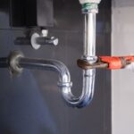 Jakie są wymagania dotyczące instalacji wodnej i odpływu przy montażu zlewozmywaka?