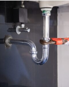 Jakie są wymagania dotyczące instalacji wodnej i odpływu przy montażu zlewozmywaka