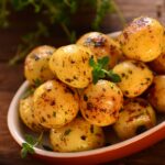 Pieczone ziemniaki z grilla w folii i bez – poznaj przepis