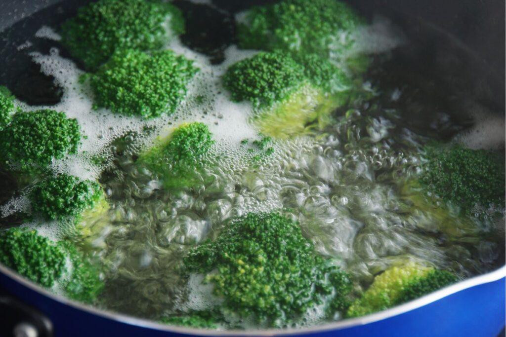 ile czasu gotować brokuły w wodzie?
