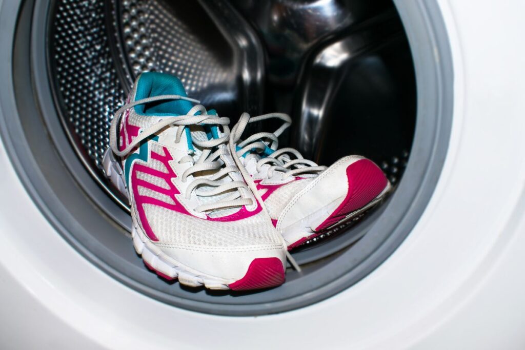 Pranie białych butów w pralce