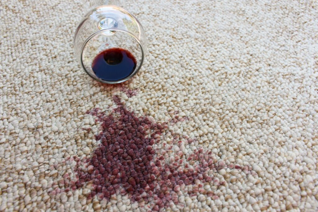 Plama z wina na dywanie