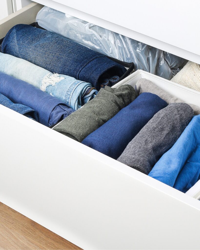 Jak poukładać ubrania w szufladach?